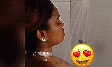 Jamaikalı akrep kraliçesi duşta yaramazlık yapıyor