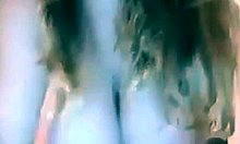 MILF roșcată cu sâni mari își arată curbele pe webcam