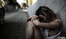 Груби и груби секс са слатком плавокосом тинејџерком бездомнице