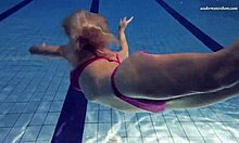 러시아 십대 엘레나 프로코바스가 수영장에서 자연스러운 가슴과 완벽한 몸매를 자랑합니다