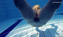 러시아 십대 엘레나 프로코바스가 수영장에서 자연스러운 가슴과 완벽한 몸매를 자랑합니다