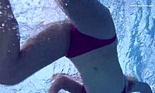 Руска тийнейджърка Елена Проковас с естествени цици и перфектно тяло в басейна