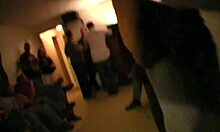 Video fatto in casa di teasing di una studentessa che succhia il cazzo mentre viene scopata