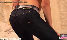 La petite amie amateur Brigitte taquine en jeans skinny