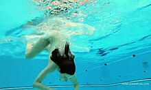 Кэти Сорокас голая у бассейна плавает в красных попках бикини