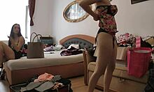 Un viaje de compras en lencería caliente se convierte en una reunión sucia con una amplia exhibición de nalgas desnudas y áreas íntimas entre mujeres jóvenes