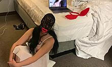 Amerikansk fru får ansiktsbehandling från mannen i BDSM-möte
