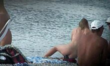 ब्लोंड और एंजेलिक बॉडी एक बीच पर नंगे घूमते हुए।