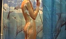 Uma mulher bonita se exibe no chuveiro sem vergonha