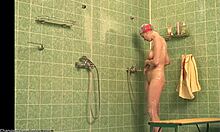 Perwersyjna amatorska laska pokazuje swoje doskonałe ciało pod prysznicem