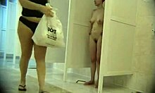 Fetița subțire își arată pizda suculentă într-un videoclip voyeur fierbinte