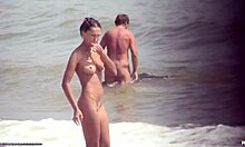 Темноволосая голая девчонка ходит голая на пляже