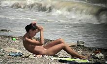 Μελαχρινή γυμνή γκόμενα κυκλοφορεί γυμνή σε μια παραλία
