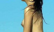 Exgf chaude sur la plage en prenant un bain de soleil sur ses beaux seins