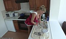 Рыжая блондинка-подруга разносит посуду и выглядит горячо