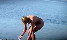 Большегрудая блондинка наслаждается сексом на нудистском пляже, выглядя горячо
