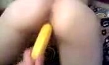 Гаджето слага банан в путката на бившата си приятелка