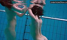 Bubarek und seine Freundin vergnügen sich im Schwimmbad