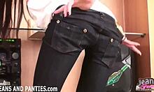 Domácí video sexy teenky v černých těsných džínách a kalhotkách
