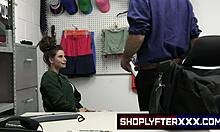 Wrex Oliver, hlídač během prodeje na Černý pátek, dostává varování před potenciálními krádežemi