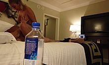 Madelyn Monroe se envolve em atividade sexual com um indivíduo desconhecido enquanto está de férias em Las Vegas