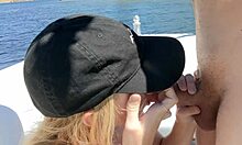 HD-porr av en sexig tonåring som får en creampie på en båt