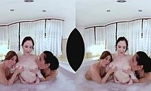 Lesbiske med store bryster og leker nyter badet sammen
