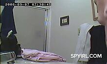 Amatérské video špionáže vintage dívky v koupelně