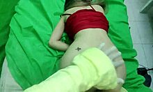 एमाडोर रोगी की तंग गांड मालिश के दौरान नर्स द्वारा गड़बड़ हो जाती है