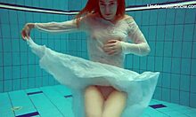 Prsnatá prdel Diany Zelenkiny ve veřejném bazénu