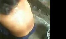 Un videoclip de casă cu o femeie indiană dezbrăcată în timp ce face baie