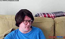 Nagy felbontású videó egy amatőr srácról, aki egy brit meleg szájába spermiál