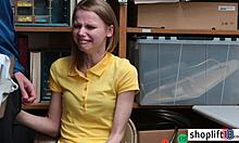 Руска тийнейджърка с малки цици заснета на скрита камера
