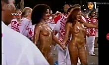 गर्म ब्राजीलियाई किशोर कार्निवल में नग्न नृत्य करते हैं