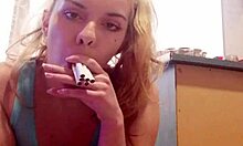 18-летний любитель курит 6 красных Марлборо на публике