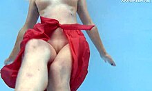 Емили Рос, секси майка, се съблича под водата
