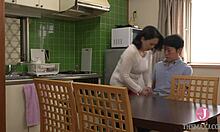 जापानी सौतेली माँ फ्यूमी अकियामा अपने दोस्त को उंगली और चाटकर स्खलित करती है