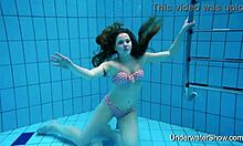 Simonnas vystoupení v růžové spodní prádle u bazénu s nejvíc vzrušenými dospívajícími