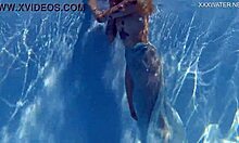 מימי סיקה, כוכבת הפורנו עם הקעקועים, מתלכלכת בבריכה