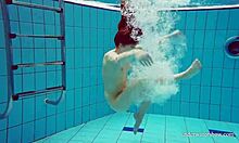 Nina Mohnatka, une adolescente, affiche ses gros seins et son beau cul dans la piscine