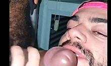 Латино геј полицајац за безбедност ужива у хардкорно јебању и сисању од курве