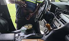 Amatorska klientka zostaje przyłapana, jak drąży swoje jedzenie w samochodzie