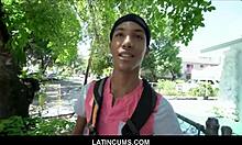 Стройният черен студент получава своята стегната дупка чукана на обществено място от латино мъж за пари