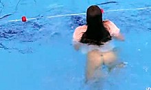 Amatérská dospívající Katy Soroka předvádí své chlupaté tělo pod vodou