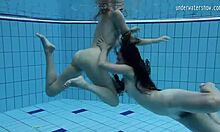 रूसी लड़कियां क्लारा उमोरा और बाजांकिना कुछ गर्म पानी के अंदर की क्रिया में लिप्त हैं।