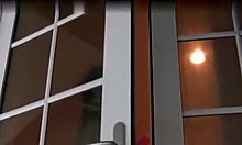 Ερασιτεχνικό βίντεο με μια ώριμη κοκκινομάλλα να κάνει ένα φετίχ ντους