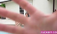 Teen Lana Sharapova a jej priatelia napadnú dom, aby si užili bazén
