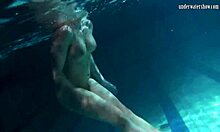 Adolescente cu sânii mari într-o aventură subacvatică cu iubitul ei