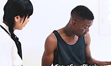 Zakar hitam menikam puki pelacur kurus dalam video buatan sendiri