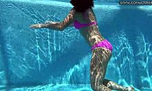 O vídeo caseiro de Jessica Lincolns apresenta uma gostosa levando dupla penetração na piscina